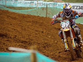 足彩网平台_赛前发布会起波澜，范戴克严词捍卫主帅斯洛特，直指阿隆索传闻提问失礼