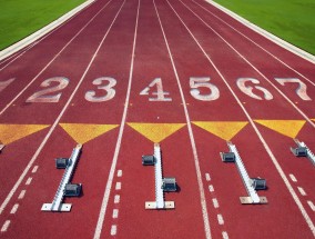 【足彩网平台】半场战报，莱比锡客场力压拜仁，劳姆助攻罗慕洛破门领跑，努萨屡失良机留遗憾