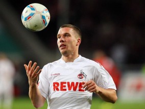 足彩网首页-科莫前锋阿萨内对阵罗马重伤离场，小法赛后遭塞内加尔球迷网络暴力