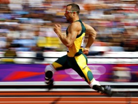 足彩网首页|大胆整蛊！埃基蒂克训练中玩笑推范迪克，范迪克轻拍回应暖心拥抱