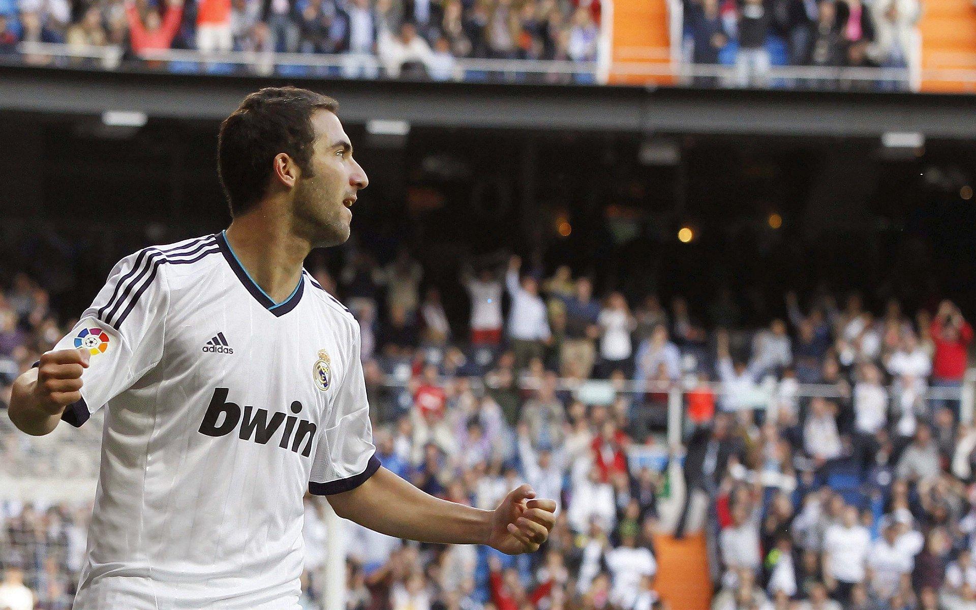 鲁尼夫妇深情亮相老特拉福德，爱子凯青年足总杯首秀引全场瞩目